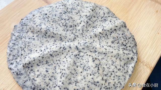 只有面粉可以做什么好吃的，面粉可以做什么好吃的（面粉里加入1把黑芝麻）