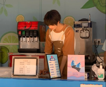 宋威龙在哪个学校（欢乐谷成帅哥聚集地）