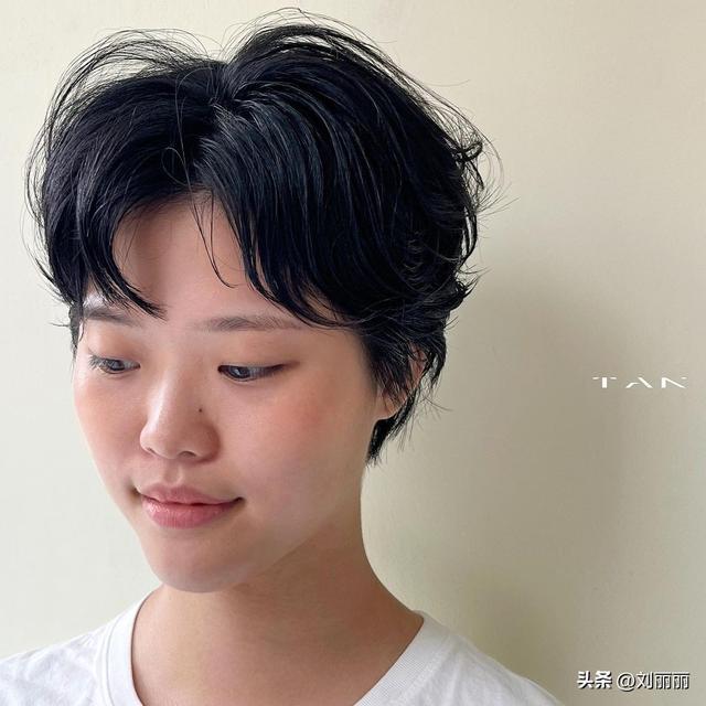 头顶尖的女生命运，尖头顶的女人什么命（剪短烫卷留长烫卷）