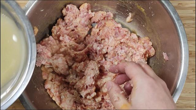 怎么自己做鱼丸，怎么自己做鱼丸吃（切记不要放面粉和淀粉）