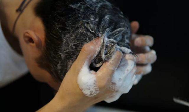 什么时候洗头发最好，洗头发哪个时间最好（多久洗一次头发比较好）