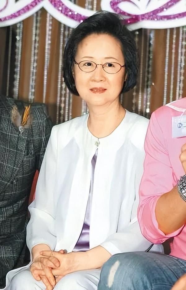 琼瑶的3段感情：与平鑫涛“忍爱”18年，劝原配：你也可以来我家