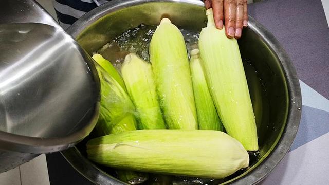 煮玉米棒子怎么做，煮玉米棒的做法（直接加清水煮就“废了”）
