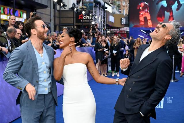 欧美帅气男生图片，欧美帅气男生图片壁纸（墨镜配西装秀壮实身材）