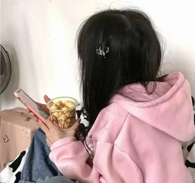 头像女背影或侧面 唯美，温柔意境侧面背影女头   除了浪漫和温柔 还想陷在夏日的晚风里微信（粉红女头/吹晚风、在等你、在等夏天、在等和你一起过夏天）