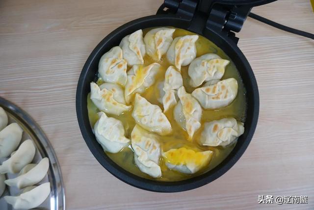 鸡蛋香菜的饺子的做法，香菜鸡蛋馅饺子（煮一锅煎一锅）