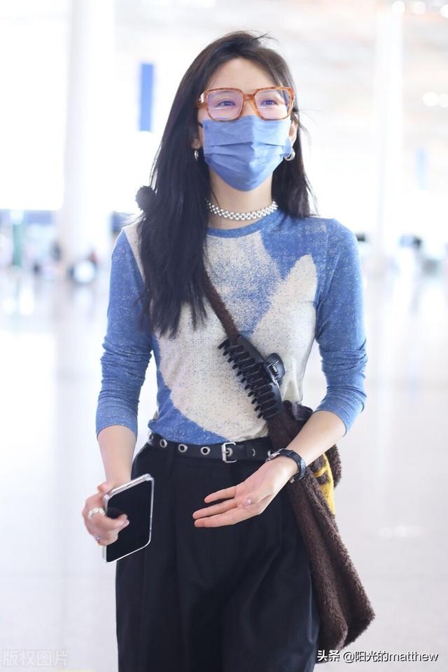 黑色运动鞋怎么搭配，黑色运动鞋怎么搭配衣服裤子女（章若楠印花上衣+黑色阔腿裤+白色运动鞋随性休闲）