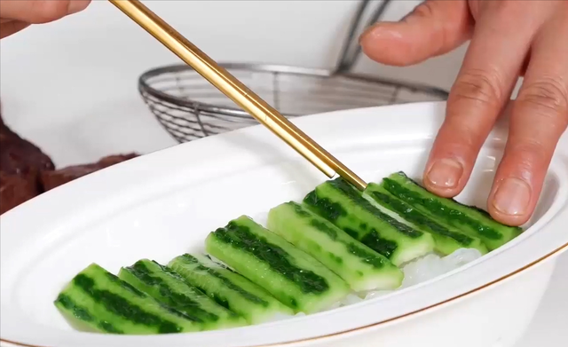 如何做酸辣牛肉汤好喝，怎样做酸辣牛肉汤（肉香四溢的酸辣金汤浸雪花牛肉）