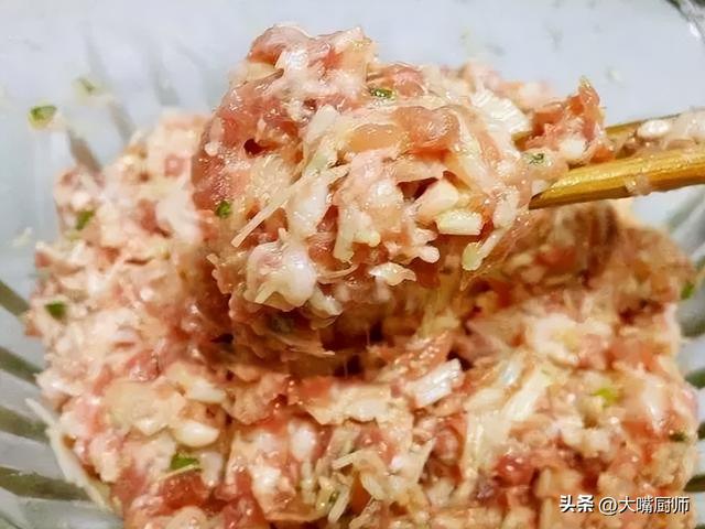 调肉馅怎么调好吃又嫩，饺子调肉馅怎么调好吃又嫩（调肉馅最忌放料酒）