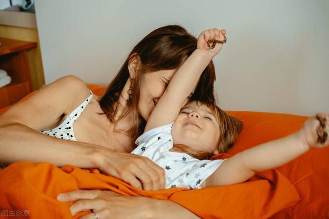 儿子打爸爸是什么行为，爸爸打儿子正常吗（一言不合就动手）