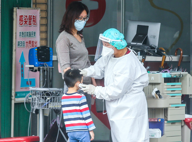 台湾疫情为什么突然严重，台湾疫情严重为什么不封城（洪秀柱：大陆不打台湾是情谊）