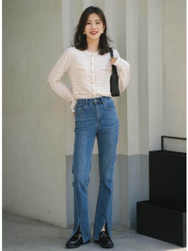 街拍牛仔裤搭配技巧，牛仔裤下面一定不要配“运动鞋”