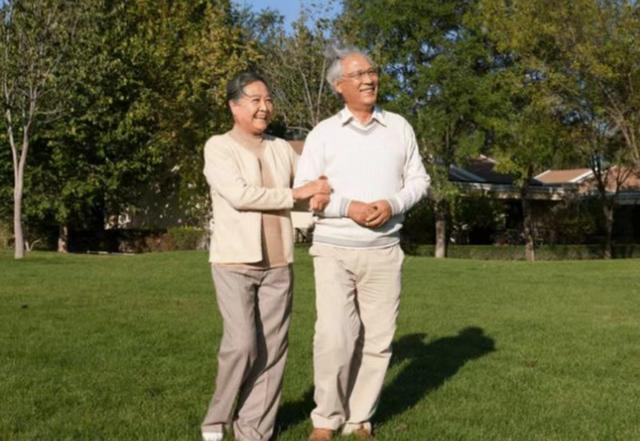 每天走一万步危害，一天正常走多少步最好（每天走1万到2万步）