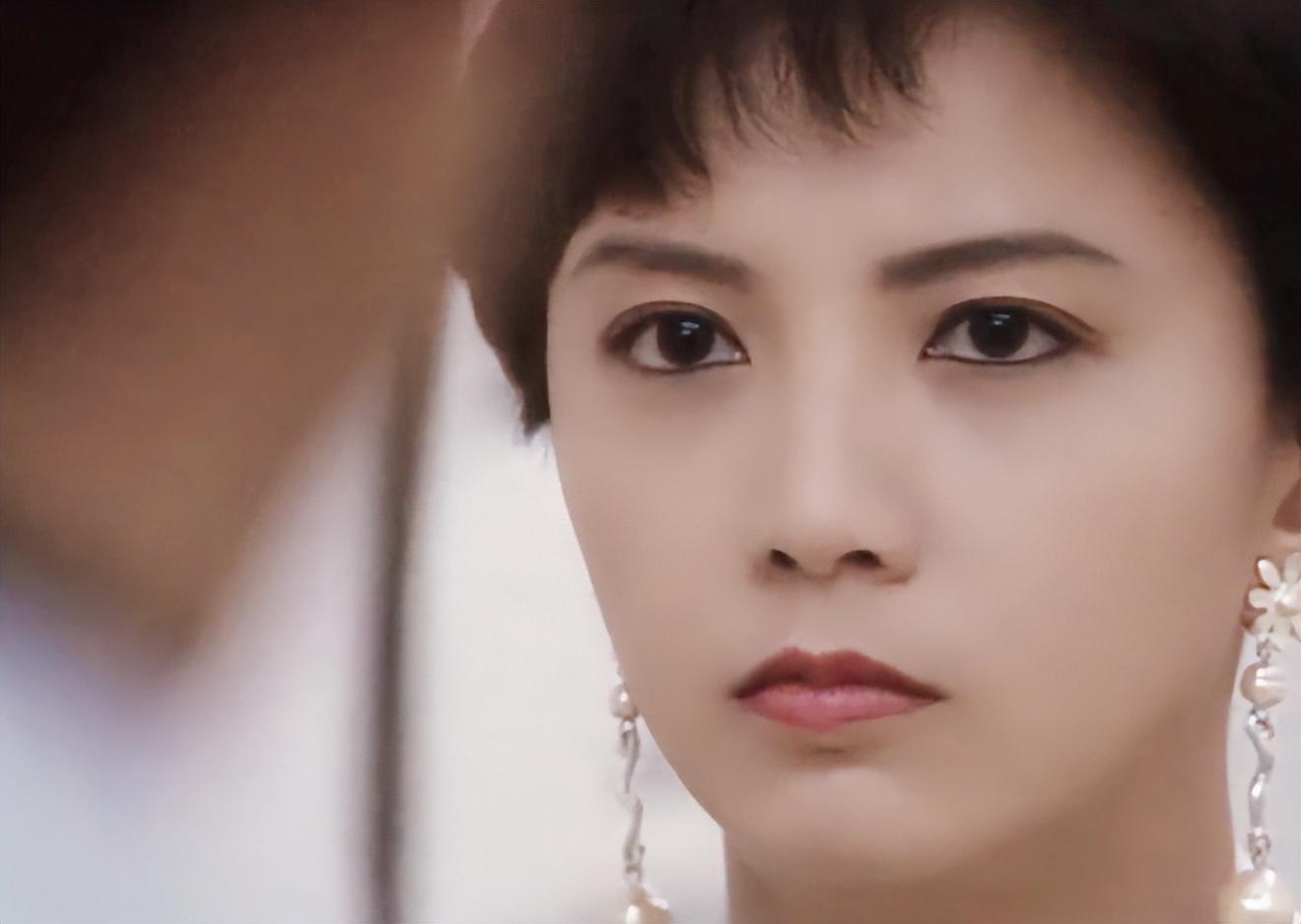 细细看会发现,曾华倩额头较宽,面部线条自然垂下,有种天然美感.