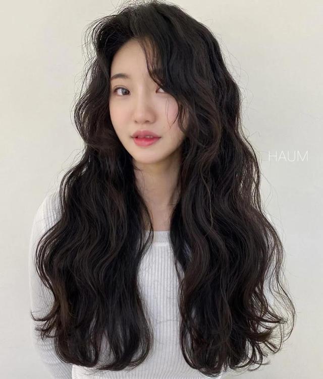 染黑色头发会掉色吗，头发染黑色会掉色吗（不用漂发也不再担心掉色）