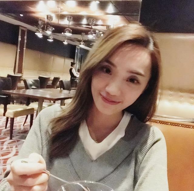 胡歌彭于晏现状，前女友薛佳凝在片场神情落寞