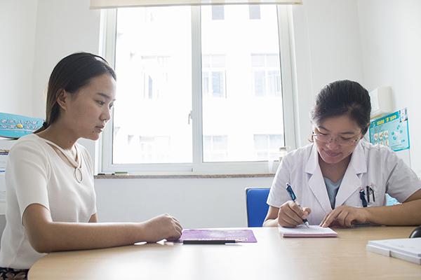 女性分泌物有腥臭味是什么原因，女性有臭味是什么原因（“大姨妈”为啥有一股臭臭的味道）