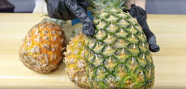 凤梨怎么选择比较甜，凤梨怎么选甜的（老果农的方法真好用）
