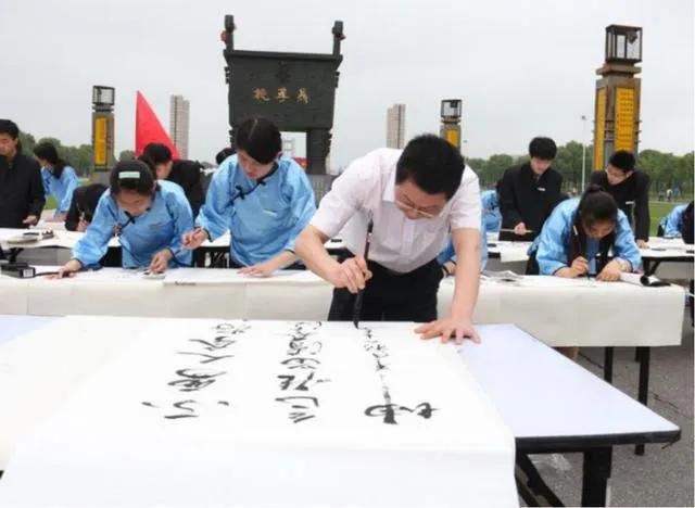 公费师范生出来工资多高，公费师范生毕业后工资真的很低吗（“公费师范生”明明条件优渥）