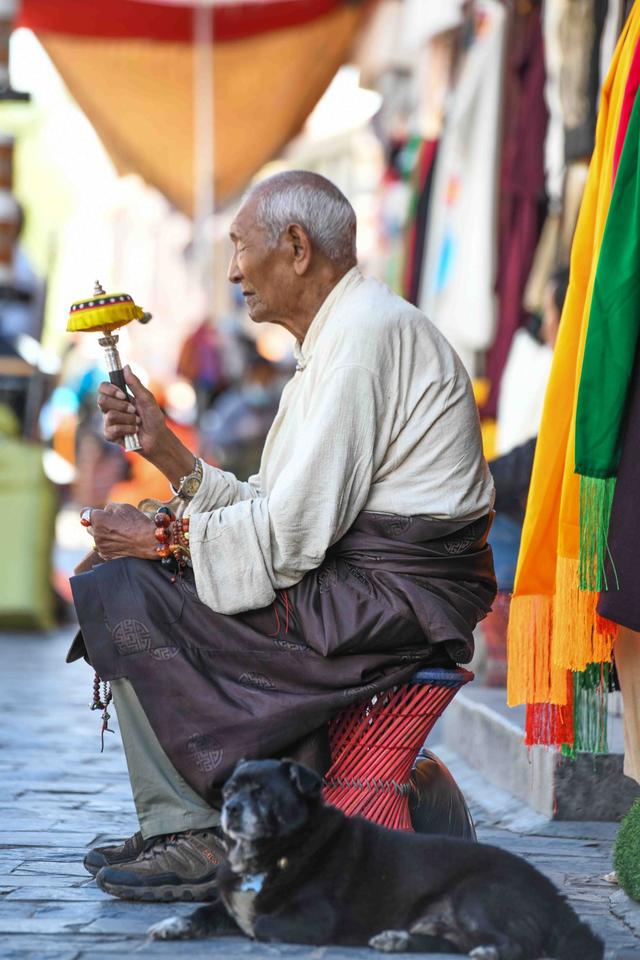 大昭寺简介，大昭寺释迦牟尼佛像（被藏族人称为“圣路”的地方）