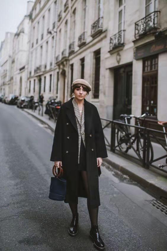 红色贝雷帽搭配什么衣服好看，红色贝雷帽搭配什么衣服好看男（试试“大衣+贝雷帽”）