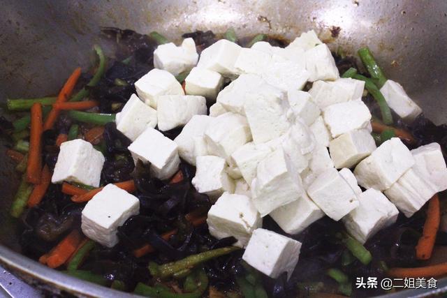 青菜豆腐怎么炒，怎样炒青菜好吃（牢记别直接下锅炒豆腐）