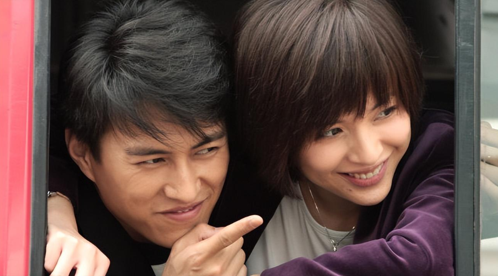 江珊比靳东大九岁,早就凭借《过把瘾》《我想有个家》等作品成了著名