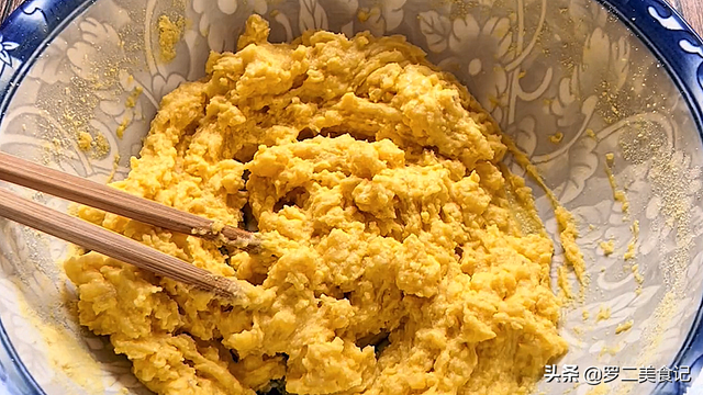 烫面饼怎么做又软又香，烫面饼怎么做又软又香窍门（出锅暄软多层）