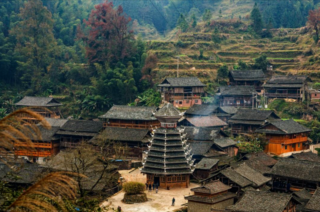 千户苗寨旅游攻略详细，西江千户苗寨最详细游玩攻略（西江千户苗寨到底值不值得去）