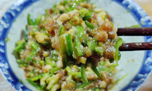 青椒馅饺子的做法，家常青椒肉饺子馅的做法（秋天遇见这菜）