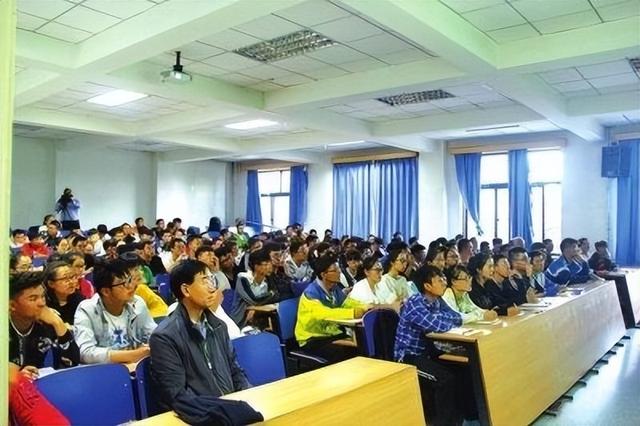 本科生考公务员的条件和要求，本科生能考公务员吗（达到要求的有望免试成“公务员”）