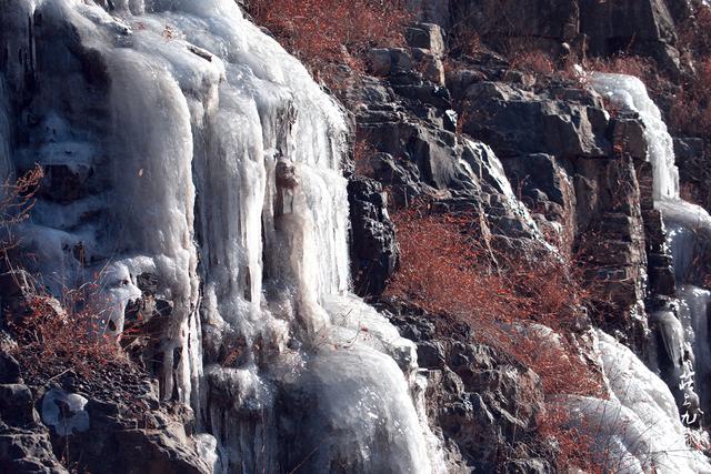 遥看瀑布挂前川的遥看是什么意思，遥看瀑布挂前川的遥是什么意思啊（已是悬崖百丈冰）