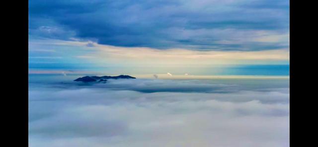 为什么天是蓝的，为什么天空是蓝色的简单回答（天空的颜色）