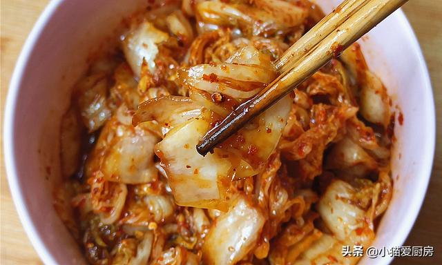 酸甜白菜的腌制方法，酸甜白菜的腌制方法窍门（教你简单快速腌辣白菜做法）