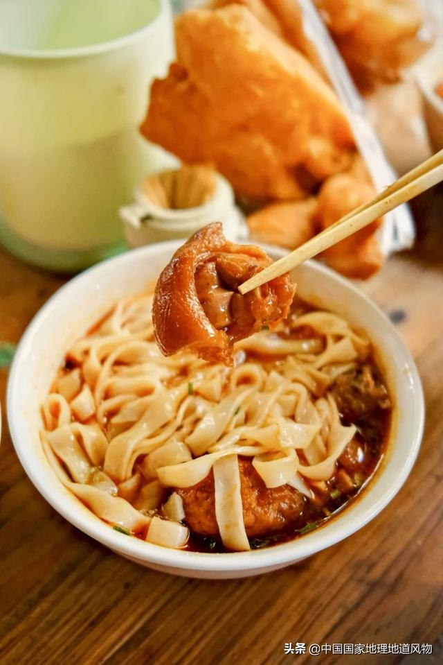 划分湖南湖北的湖是什么湖，湖南和湖北里的湖指的是哪个湖泊（不能被忽视的“湖南第二城”）