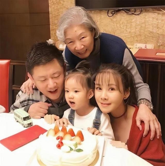 吕中个人资料简介，吕中：嫁小学同窗恩爱一生