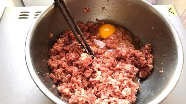 猪肉馅怎么调好吃，肉包子猪肉馅怎么调好吃（教你万能调肉馅诀窍）