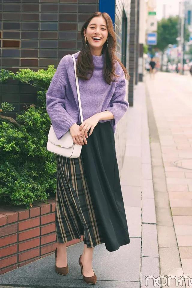 蓝色配什么颜色，蓝色配什么颜色最搭（又被“蓝色”美到了）