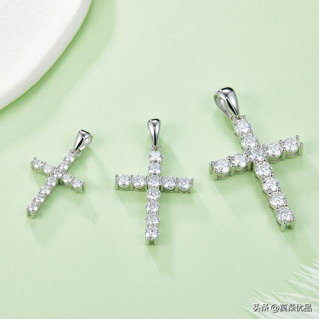 送项链的含义是什么，送项链代表什么意思是什么（莫桑石十字架项链的含义你知道吗）