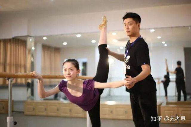 播音主持证怎么考，如何考取播音主持人证书（艺术类各专业考试内容、评分标准详解）