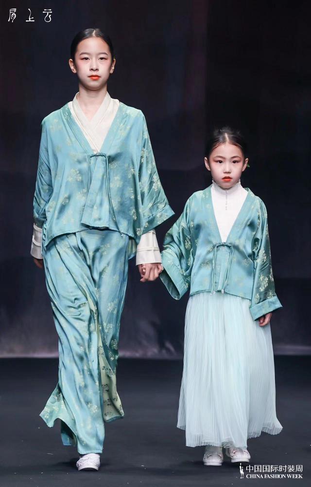 肩上的云歌词，肩上云系列在2023秋冬中国国际时装首秀