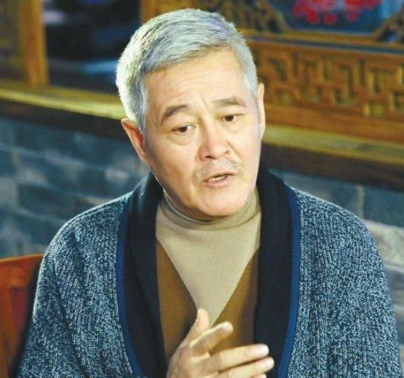 65岁赵本山的晚年生活曝光：在家玩钓鱼游戏，爱徒陪着下军棋