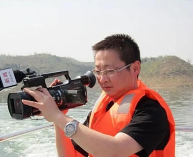 揭露地沟油的记者李翔，李翔 地沟油（夜晚在家门口遇害）