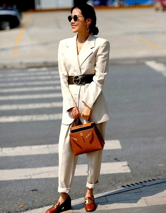 米色裤子搭配，米色上衣搭配什么颜色的裤子好看（今年冬季成熟女人衣橱里）