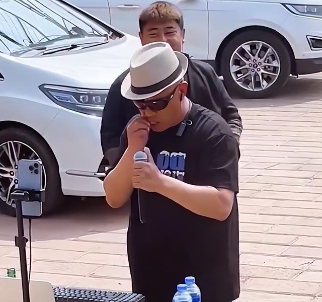 刘小光最新二人转，刘小光的人物简介（48岁刘小光带儿子街头唱歌）