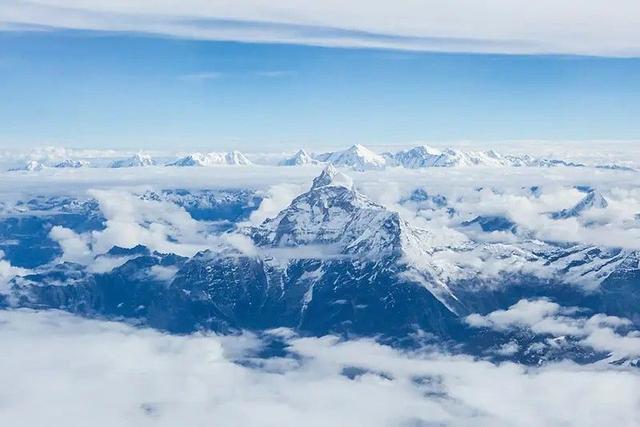 珠穆朗玛峰简称珠峰,位于我国和尼泊尔边境的喜马拉雅山脉,终年积雪.