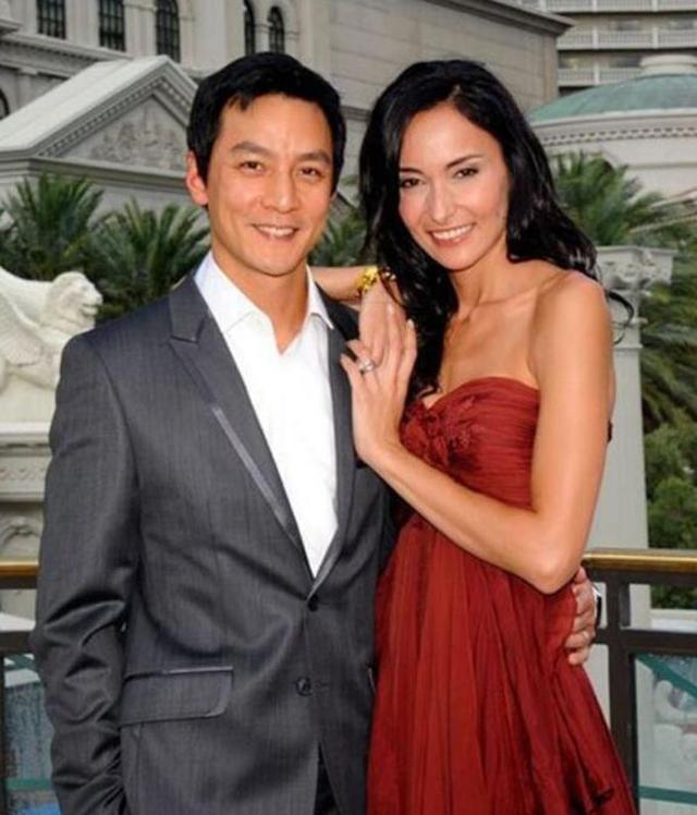 吴彦祖一家三口走红毯！9岁混血女儿染红发，爸爸透露已打了耳洞