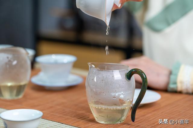 龙井茶是绿茶吗，龙井茶是绿茶吗?老年人膝盖疼有没有好办法（不同绿茶之间的8个不同点）