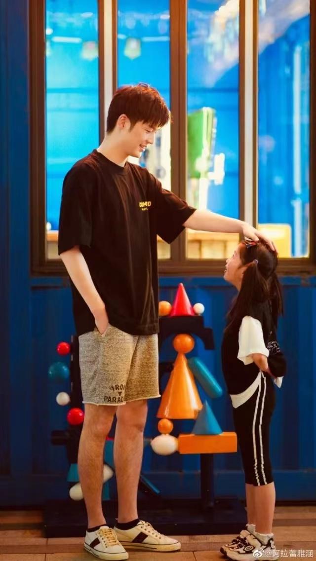 爸爸去哪儿阿拉蕾，爸爸去哪儿第五季董力阿拉蕾回归（还记得《爸爸去哪儿4》里的阿拉蕾吗）