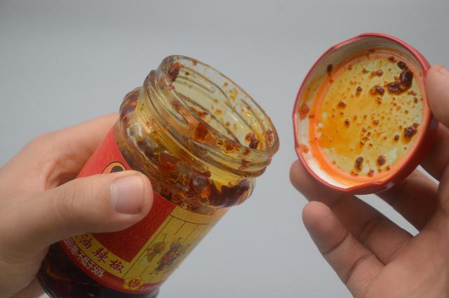 罐头瓶盖打不开小妙招，打不开罐头瓶盖怎么办（原来罐头瓶上有个小机关）